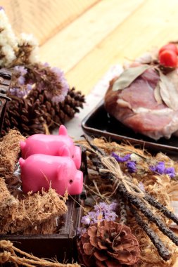 Sarımsak ve biber ile yemek pişirmek için çiğ domuz eti.