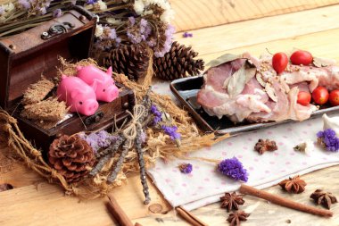 Sarımsak ve biber ile yemek pişirmek için çiğ domuz eti.