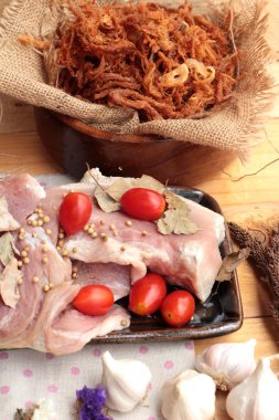 Domuz rostosu şeritler ve çiğ domuz Kuru.