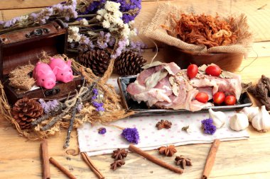 Domuz rostosu şeritler ve çiğ domuz Kuru.