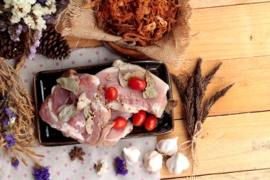 Domuz rostosu şeritler ve çiğ domuz Kuru.