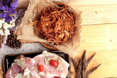 Domuz rostosu şeritler ve çiğ domuz Kuru.