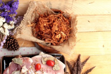 Domuz rostosu şeritler ve çiğ domuz Kuru.