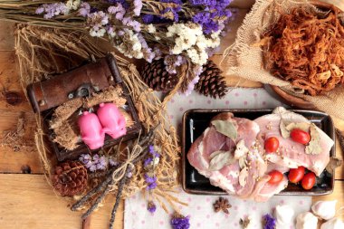 Domuz rostosu şeritler ve çiğ domuz Kuru.