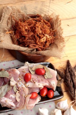 Domuz rostosu şeritler ve çiğ domuz Kuru.