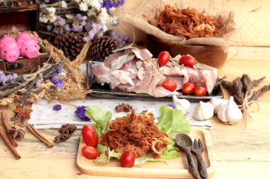 Domuz rostosu şeritler ve çiğ domuz Kuru.