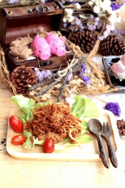 Domuz rostosu şeritler ve çiğ domuz Kuru.