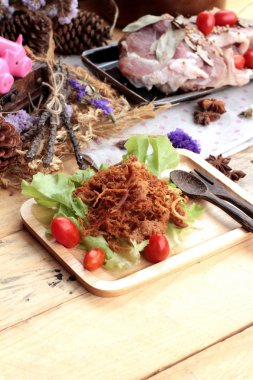 Domuz rostosu şeritler ve çiğ domuz Kuru.