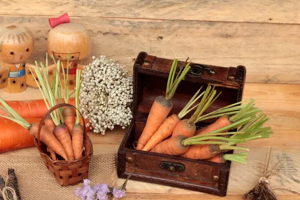 ahşap arka plan üzerinde taze havuç