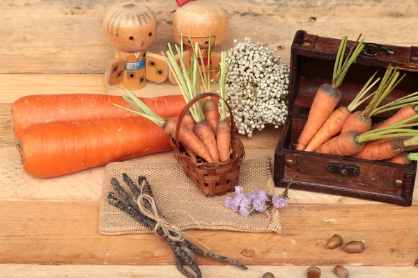 ahşap arka plan üzerinde taze havuç