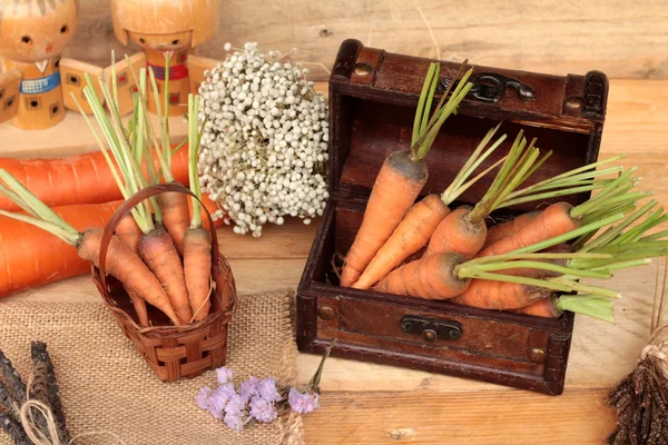 ahşap arka plan üzerinde taze havuç