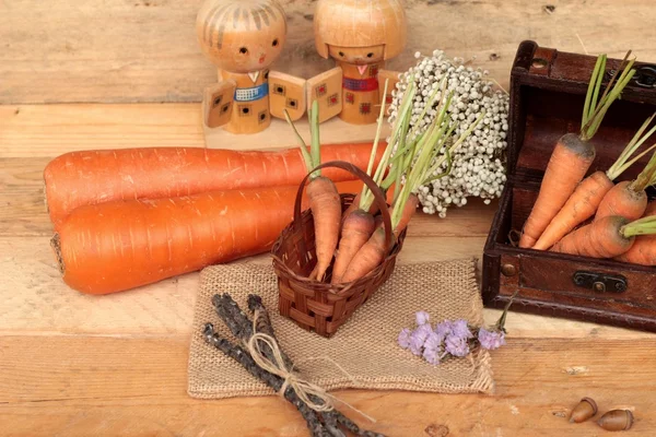 ahşap arka plan üzerinde taze havuç