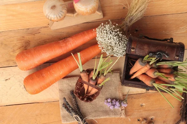 Свежая морковь на деревянном фоне — стоковое фото