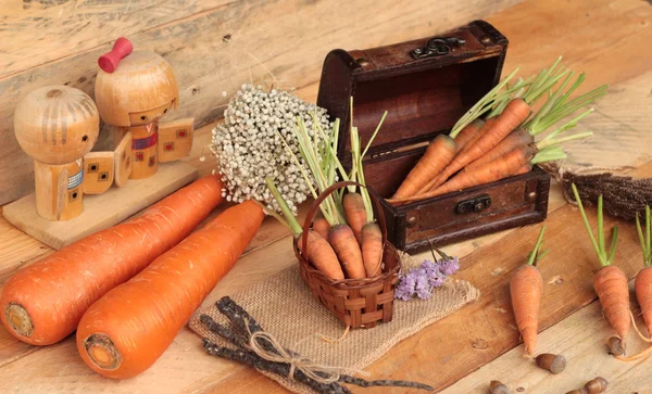 ahşap arka plan üzerinde taze havuç