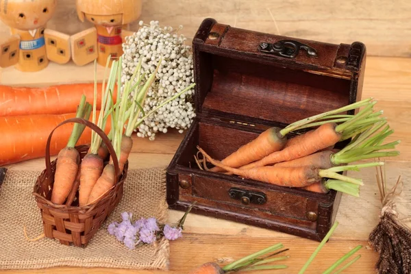 ahşap arka plan üzerinde taze havuç