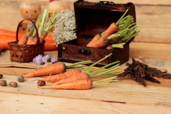 ahşap arka plan üzerinde taze havuç