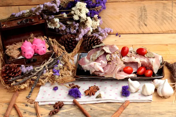 Sarımsak ve biber ile yemek pişirmek için çiğ domuz eti.