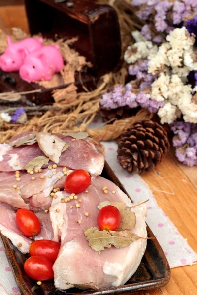 Sarımsak ve biber ile yemek pişirmek için çiğ domuz eti.