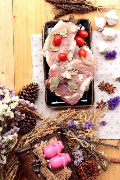 Carne di maiale cruda per cucinare con aglio e pepe . — Foto Stock