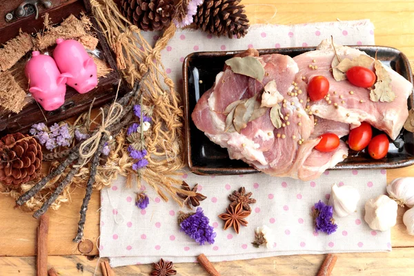 Carne di maiale cruda per cucinare con aglio e pepe . — Foto Stock