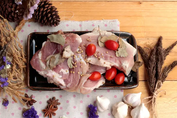 Sarımsak ve biber ile yemek pişirmek için çiğ domuz eti.