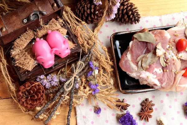 Sarımsak ve biber ile yemek pişirmek için çiğ domuz eti.