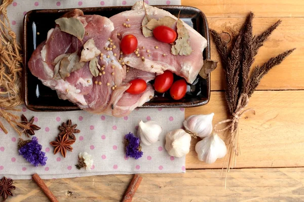 Carne di maiale cruda per cucinare con aglio e pepe . — Foto Stock