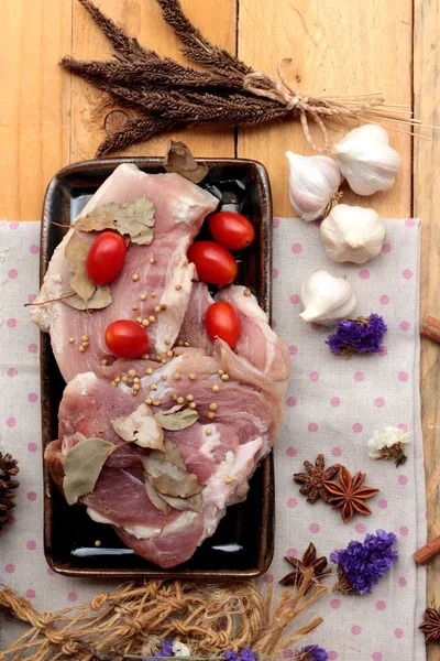 Carne di maiale cruda per cucinare con aglio e pepe . — Foto Stock