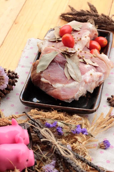 Sarımsak ve biber ile yemek pişirmek için çiğ domuz eti.