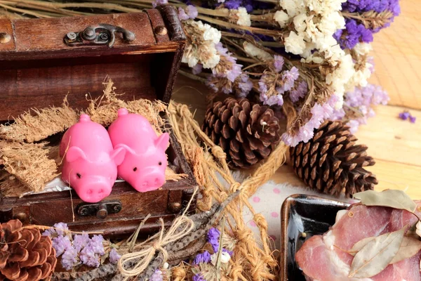 Sarımsak ve biber ile yemek pişirmek için çiğ domuz eti.