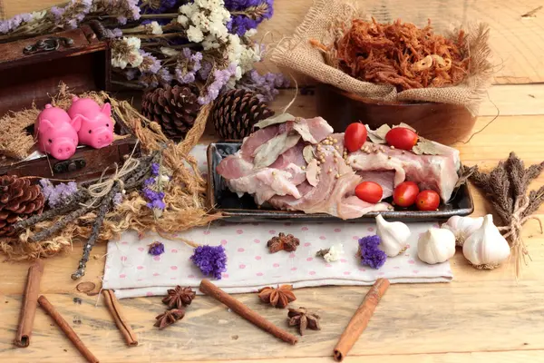 Domuz rostosu şeritler ve çiğ domuz Kuru.