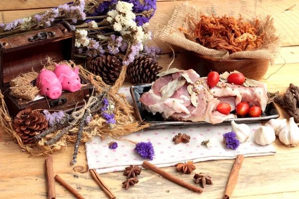 Domuz rostosu şeritler ve çiğ domuz Kuru.