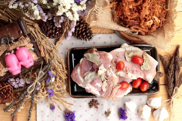 Domuz rostosu şeritler ve çiğ domuz Kuru.