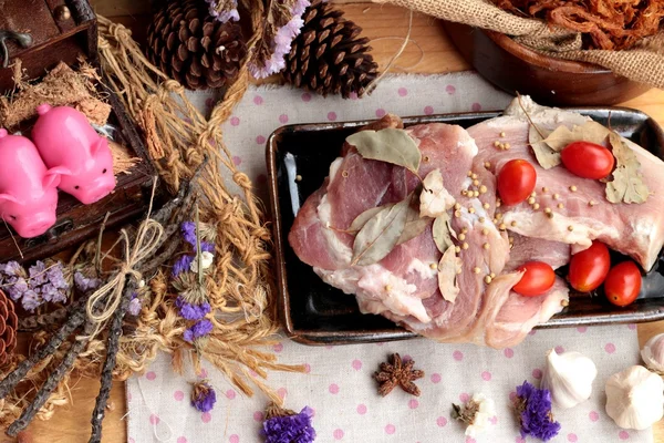 Domuz rostosu şeritler ve çiğ domuz Kuru.