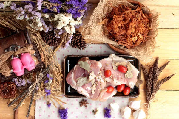 Domuz rostosu şeritler ve çiğ domuz Kuru.