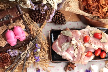 Domuz rostosu şeritler ve çiğ domuz Kuru.