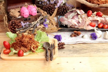 Domuz rostosu şeritler ve çiğ domuz Kuru.