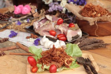 Domuz rostosu şeritler ve çiğ domuz Kuru.