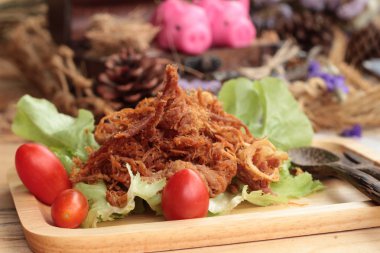 Kuru Kızartma domuz eti şeritler halinde.