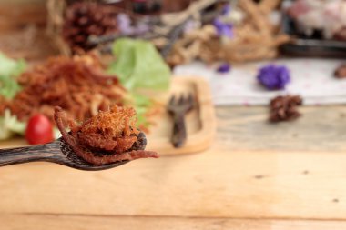 Domuz rostosu şeritler ve çiğ domuz Kuru.