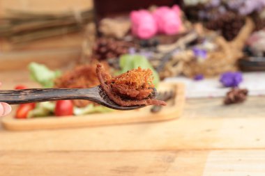 Kuru Kızartma domuz eti şeritler halinde.