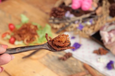 Domuz rostosu şeritler ve çiğ domuz Kuru.