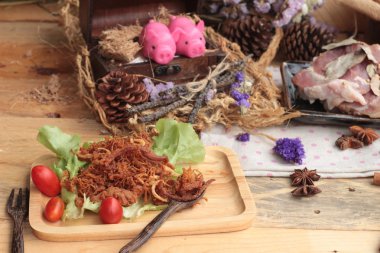 Domuz rostosu şeritler ve çiğ domuz Kuru.