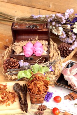 Domuz rostosu şeritler ve çiğ domuz Kuru.