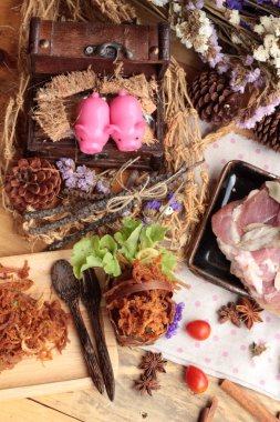 Domuz rostosu şeritler ve çiğ domuz Kuru.