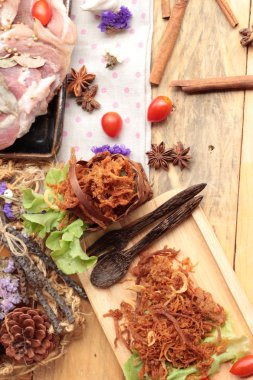 Domuz rostosu şeritler ve çiğ domuz Kuru.