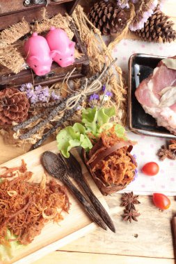 Domuz rostosu şeritler ve çiğ domuz Kuru.