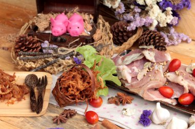 Domuz rostosu şeritler ve çiğ domuz Kuru.