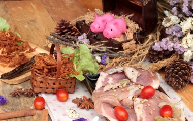 Domuz rostosu şeritler ve çiğ domuz Kuru.