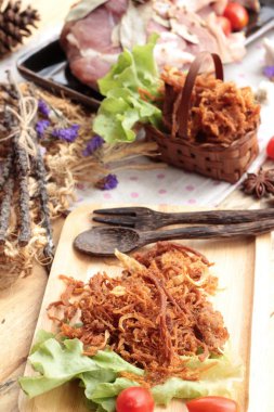 Domuz rostosu şeritler ve çiğ domuz Kuru.